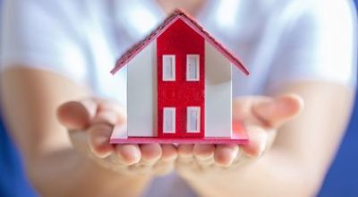 mani-umane-tenendo-il-modello-della-casa-dei-sogni (1) mani-umane-tenendo-il-modello-della-casa-dei-sogni (1)